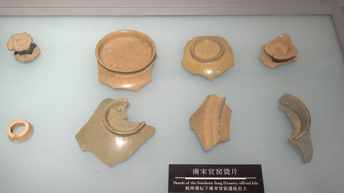 宋元龍泉窯米黃釉獸足爐