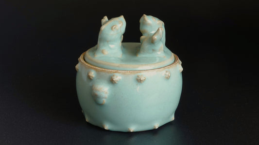 元  龍泉窯雙獅紐貼花鼓釘蓋罐