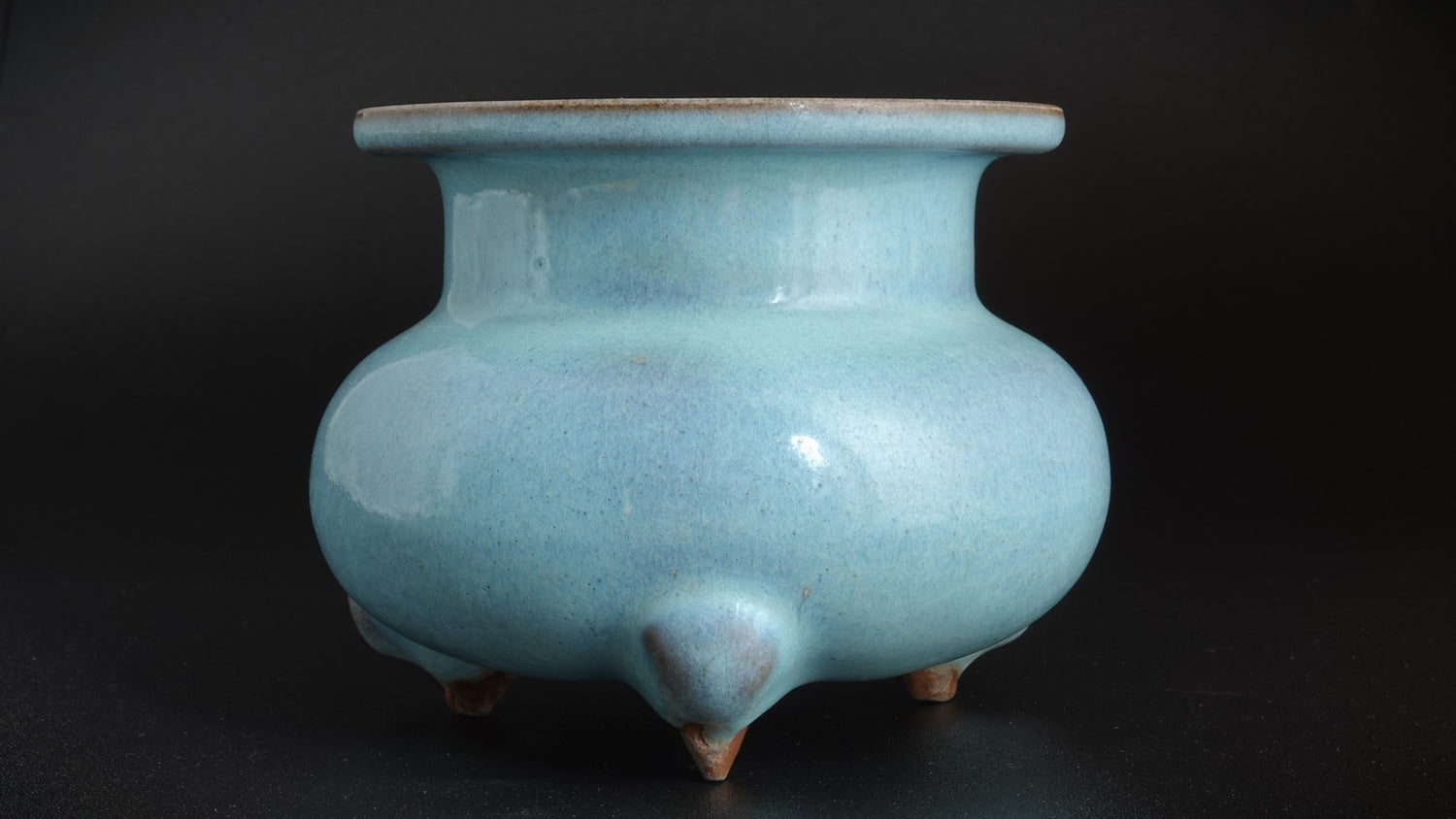 北宋至金  鈞窯天藍釉三足爐