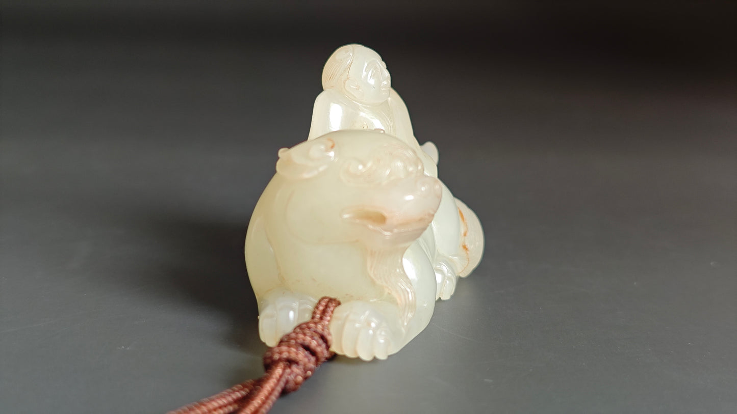 和闐玉童子騎獅雕件