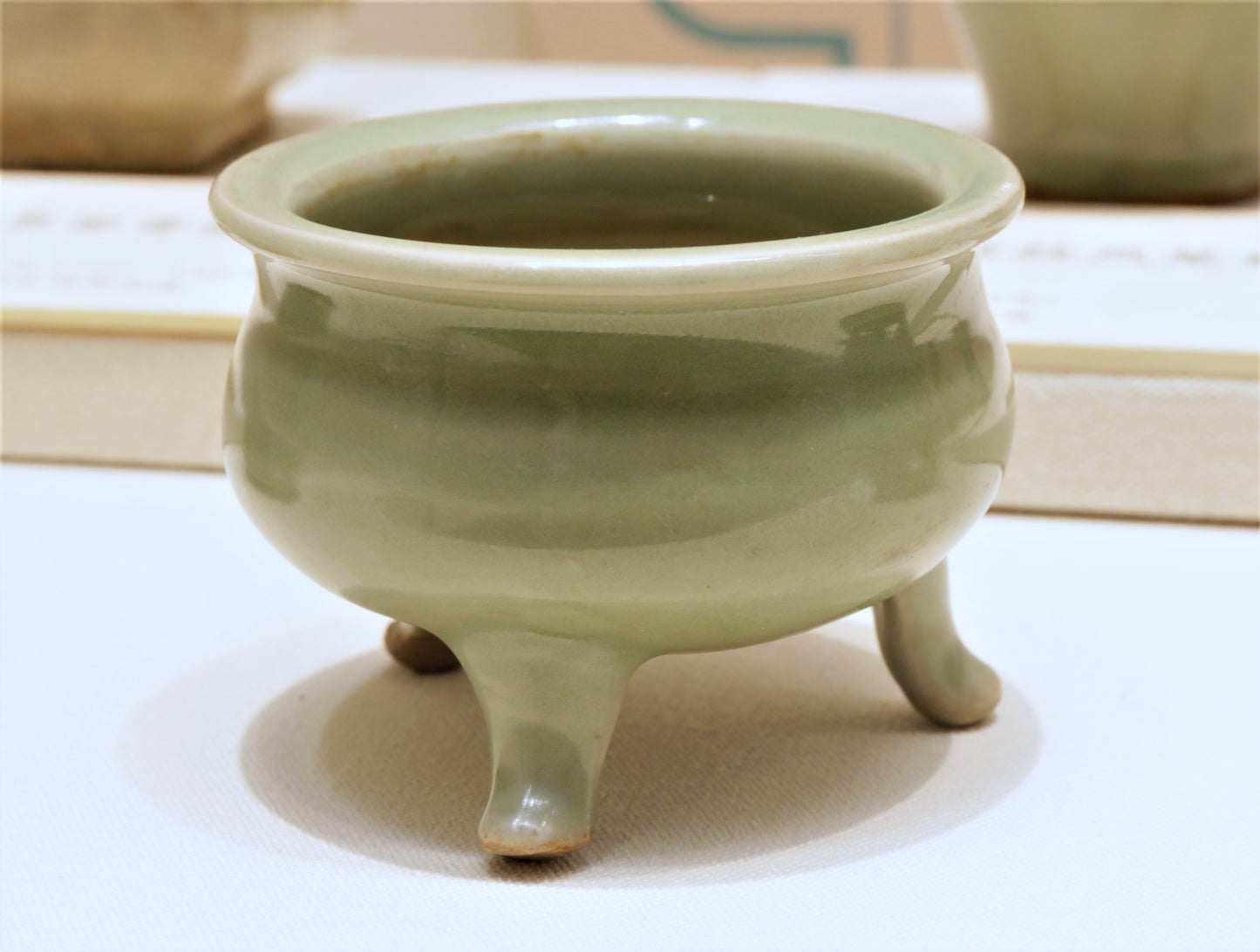 元代龍泉窯三足爐  北京故宮藏品